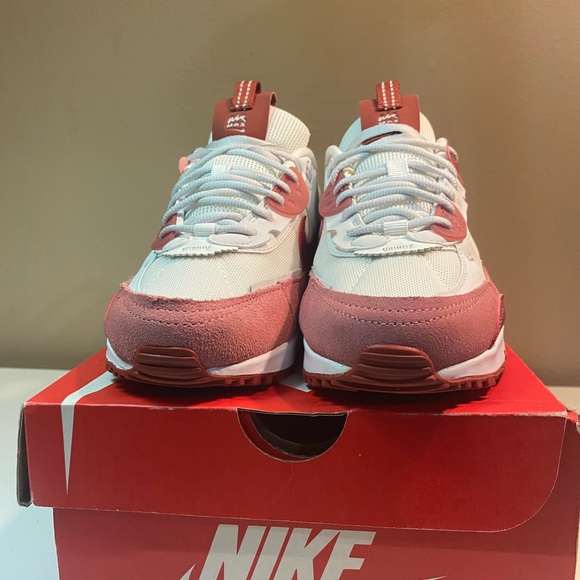 🔥 NIKE WOMEN’S AIR MAX 90 ‘FUTURA’ RED STARDUST/RUGGED ORANGE SZ 6.5 FQ8881-618 - Picture 4 of 10